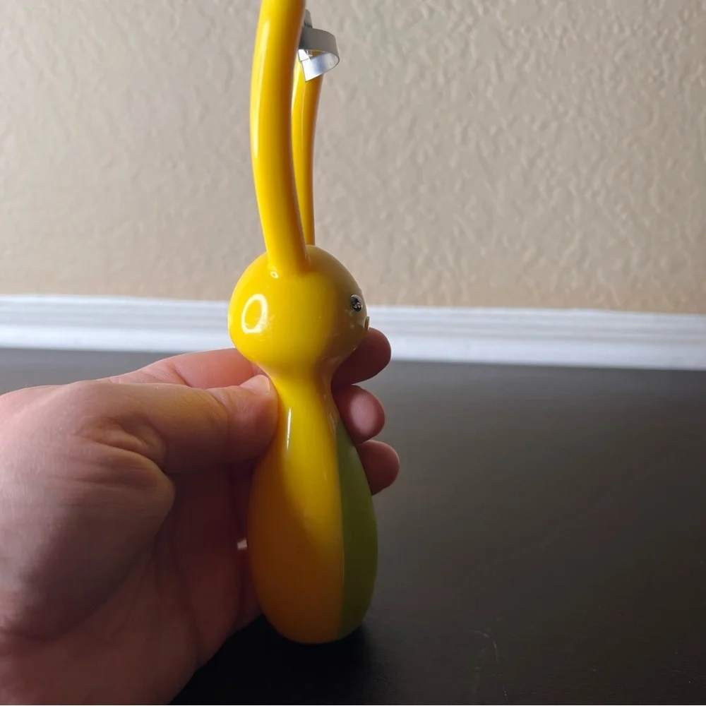 Vintage Boston Warehouse Bunny Rabbit vegetable Peeler, Sunny Yellow Lime Green